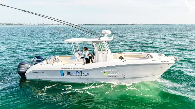 Complete Lunasea Yacht Photos Pics 2018 World Cat 320 CC boat on open water, featuring dual Yamaha engines.