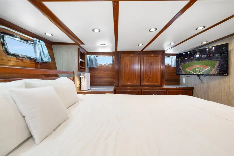  Yacht Photos Pics Luxurious 1971 Matthews Voyager yacht bedroom with wood paneling and TV.