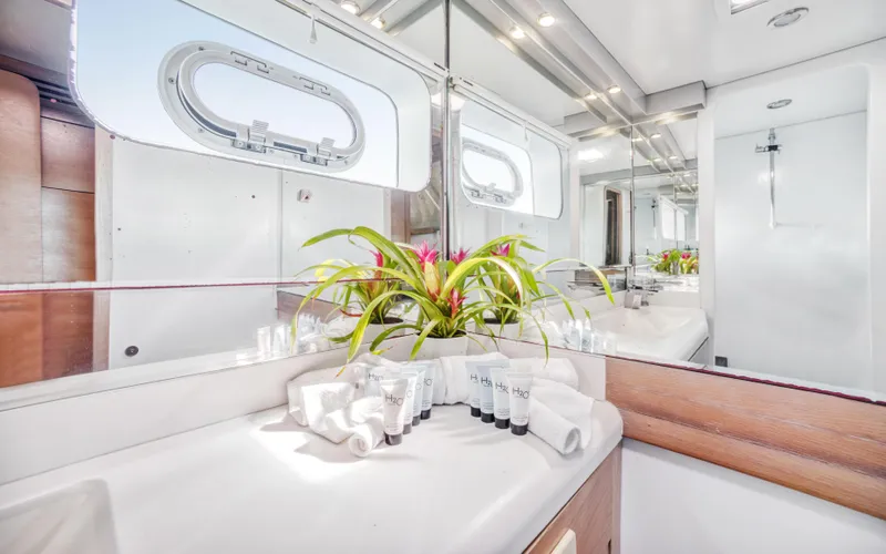 Hq2 Yacht Photos Pics 