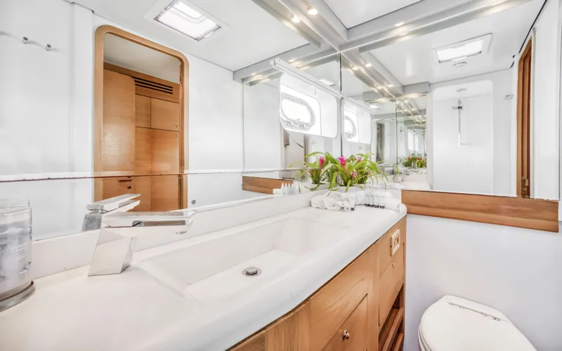 Hq2 Yacht Photos Pics 