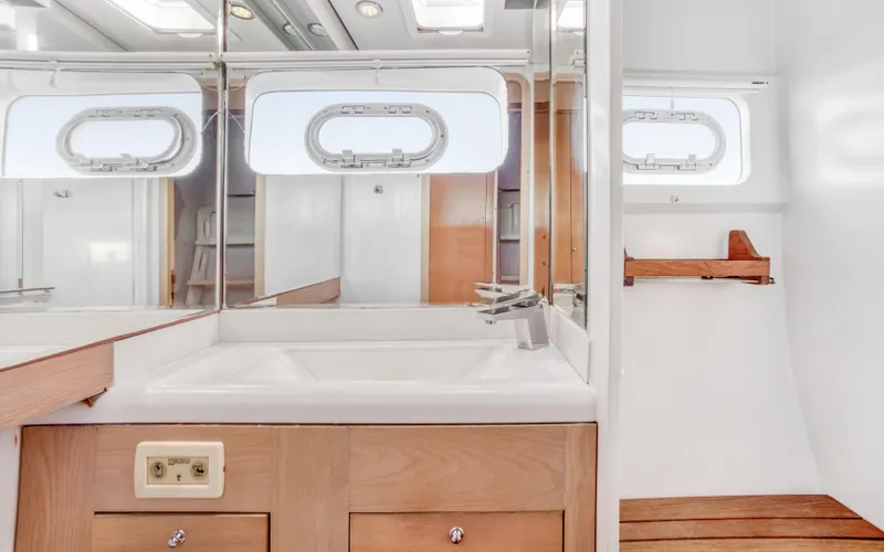 Hq2 Yacht Photos Pics 