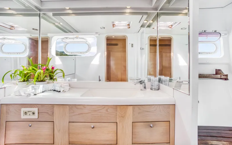 Hq2 Yacht Photos Pics 