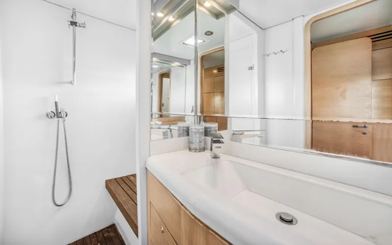 Hq2 Yacht Photos Pics 