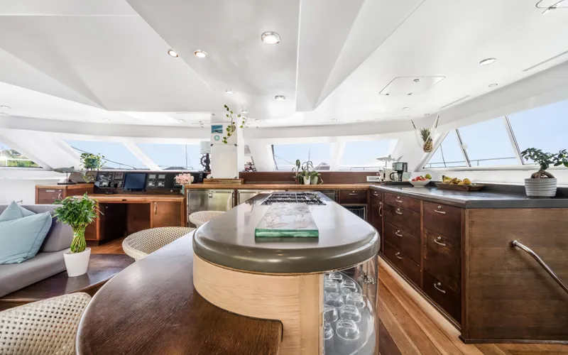 Hq2 Yacht Photos Pics 