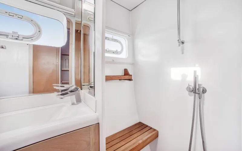 Hq2 Yacht Photos Pics 