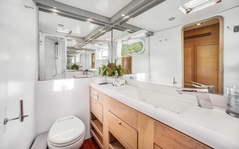 Hq2 Yacht Photos Pics 