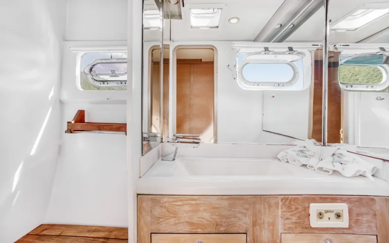 Hq2 Yacht Photos Pics 