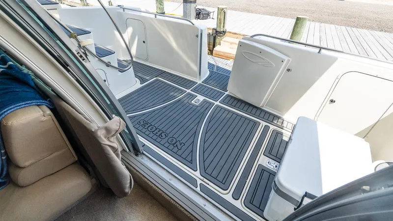 Knot On Call II Yacht Photos Pics 2000 Maxum 4600 SCB yacht deck with non-slip flooring and seating area.