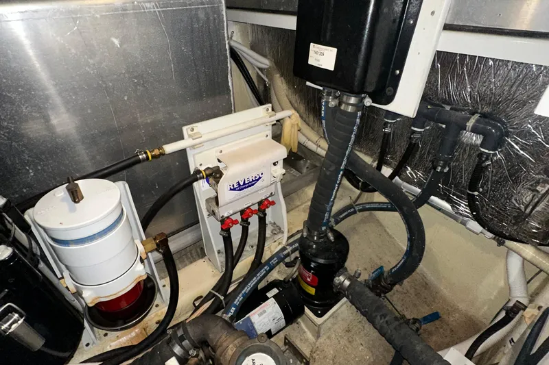 Stay The Course Yacht Photos Pics Engine room of 2006 Carver 43 Motor Yacht with Reverso oil change system.