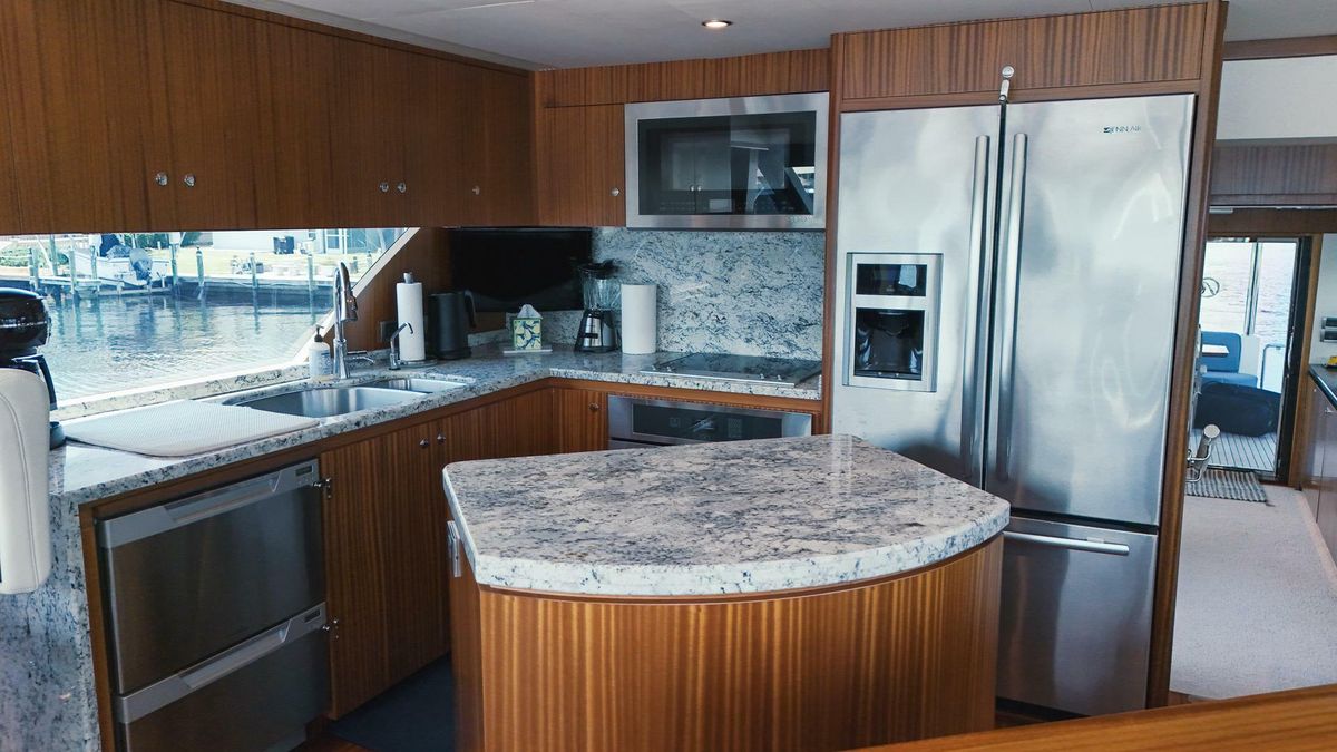2015 Ocean Alexander 72 