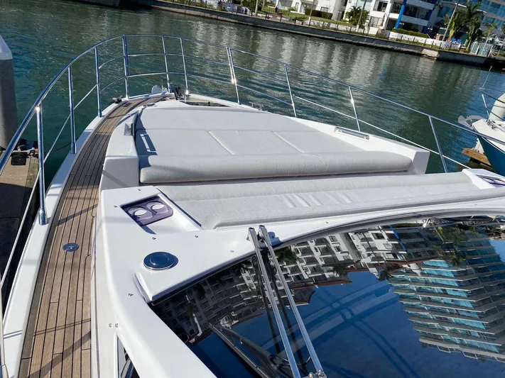 P1 (2021 Azimut S6 @vallarta) Yacht Photos Pics 