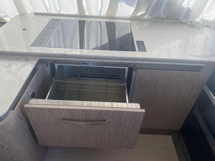 P1 (2021 Azimut S6 @vallarta) Yacht Photos Pics 