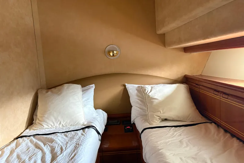 Rabbit Yacht Photos Pics Twin beds in a cozy cabin of a 1999 Ferretti Yachts 80 RPH.
