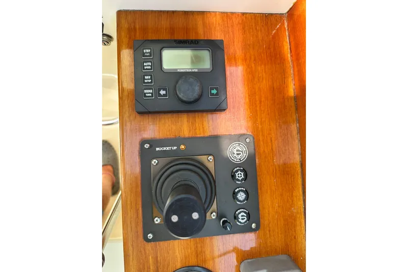 Lida Yacht Photos Pics Hinckley Picnic Boat 36 (2000) control panel with Simrad autopilot and joystick.