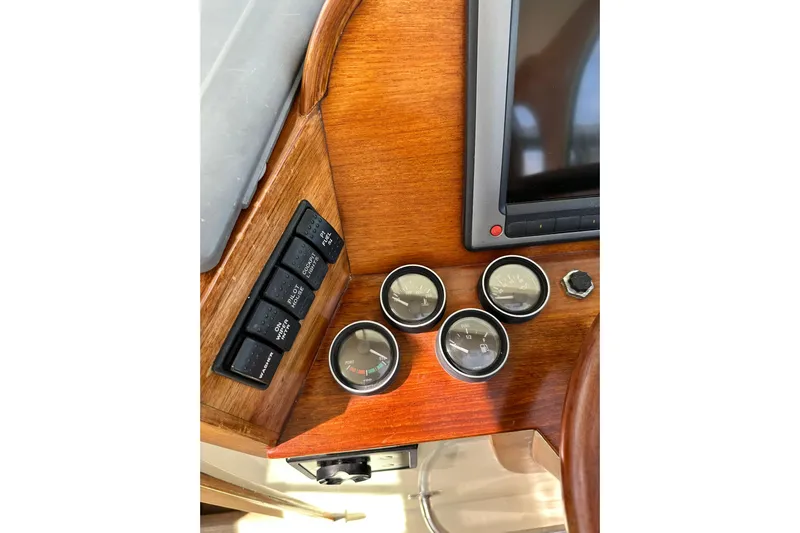 Lida Yacht Photos Pics Hinckley Picnic Boat 36 dashboard with gauges and controls, 2000 model.
