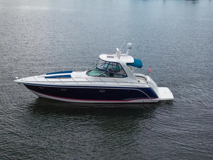  Yacht Photos Pics 2008 Formula 40 Performance Cruiser on calm water, side view.