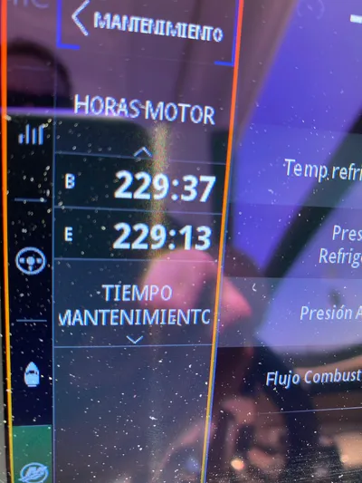 2023 Sea Ray Sundancer 320 @ Imp Def Yacht Photos Pics Close-up of Sea Ray Sundancer 320 engine hours display, showing maintenance information.