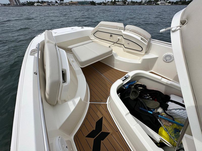 2021 Boston Whaler 270 Dauntless