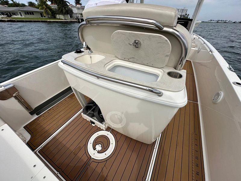 2021 Boston Whaler 270 Dauntless