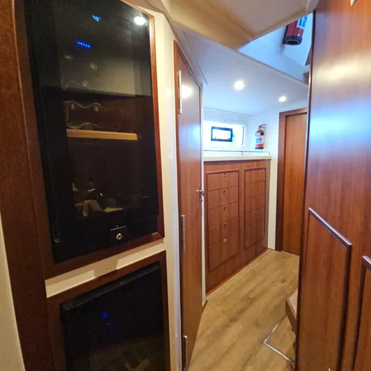 Calacoto Yacht Photos Pics Port hull 1