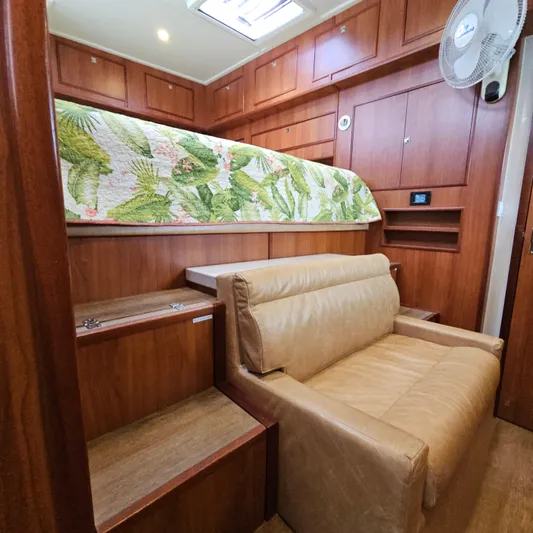 Calacoto Yacht Photos Pics Port bow suite 2