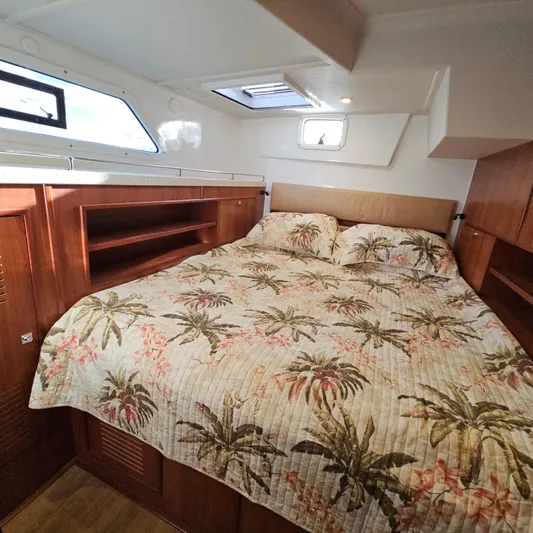 Calacoto Yacht Photos Pics Starboard aft suite 1