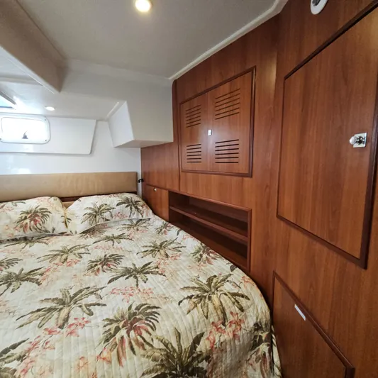 Calacoto Yacht Photos Pics Starboard aft suite 2