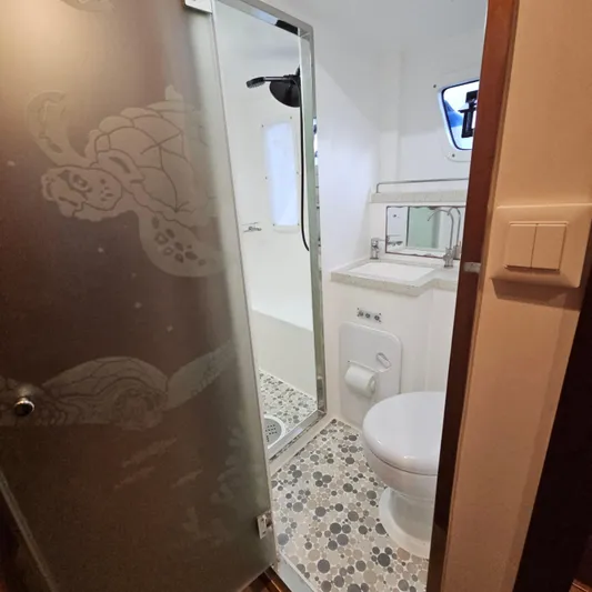 Calacoto Yacht Photos Pics Starboard aft Head 1