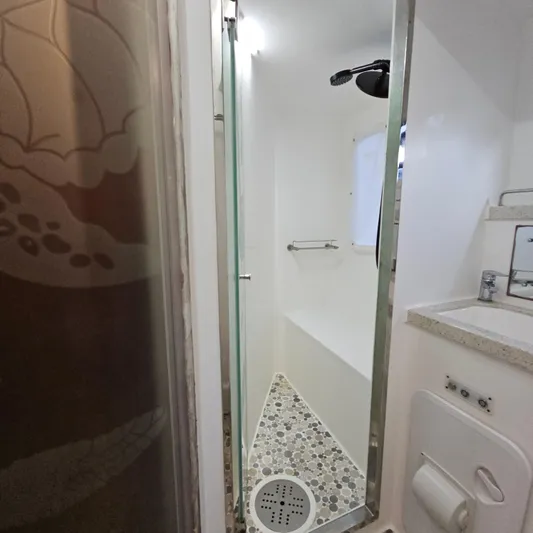 Calacoto Yacht Photos Pics Starboard aft head 2