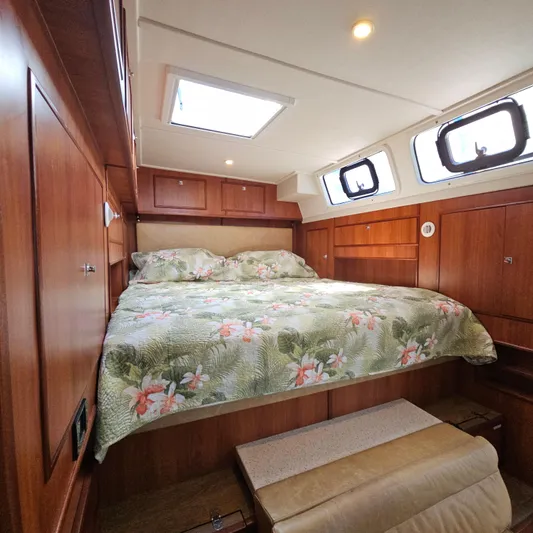 Calacoto Yacht Photos Pics Starboard bow suite 1