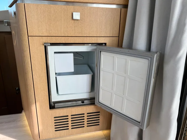 Rogue Yacht Photos Pics 