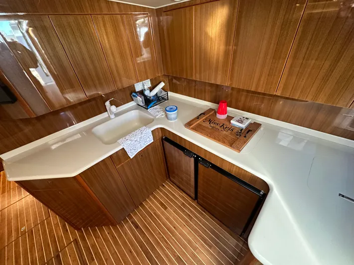 Miss Kriss Yacht Photos Pics 