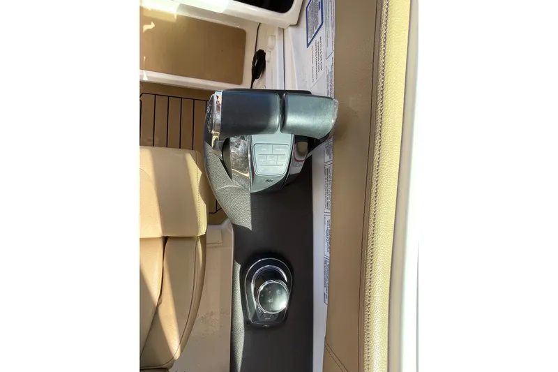  Yacht Photos Pics Throttle control panel of 2020 Sea Ray Sundancer 320 boat.