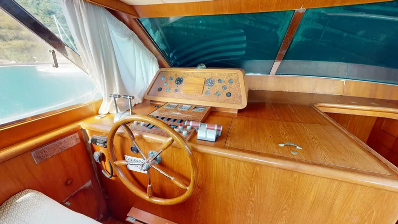 Aurora Of St.vincent Yacht Photos Pics Helm of 2000 Horizon 48 yacht with wooden dashboard and steering wheel.