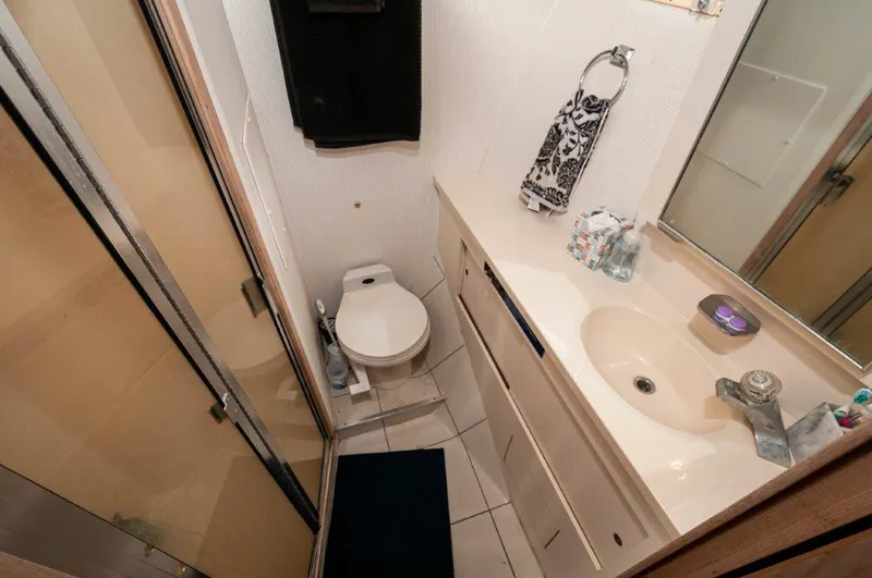 Reel Broke Yacht Photos Pics 1991 Hatteras 45 Convertible  REEL BROKE Master Head 3