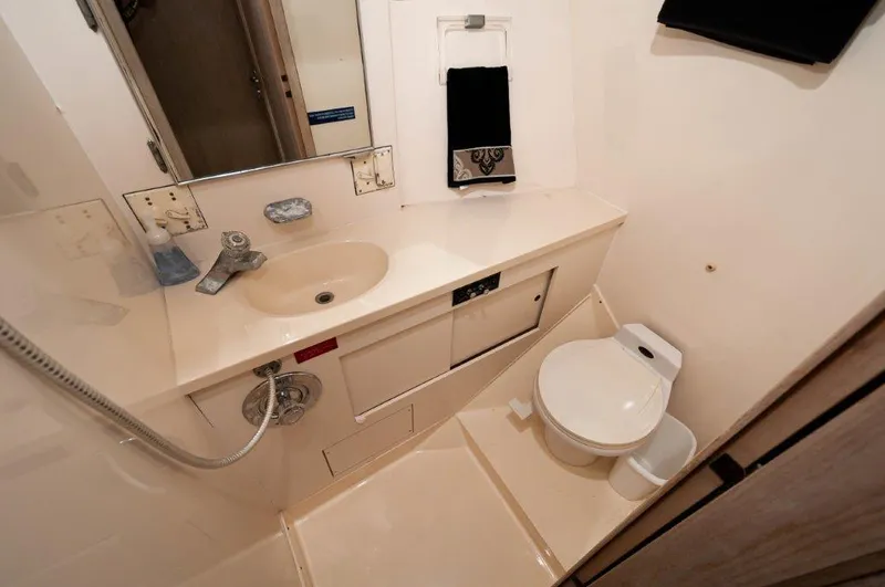 Reel Broke Yacht Photos Pics 1991 Hatteras 45 Convertible  REEL BROKE VIP Head