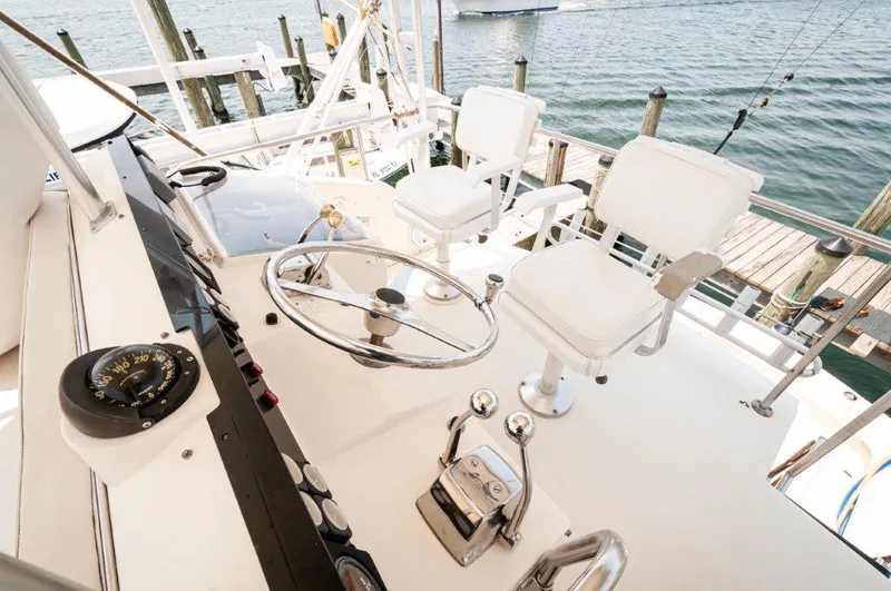 Reel Broke Yacht Photos Pics 1991 Hatteras 45 Convertible  REEL BROKE Helm 2