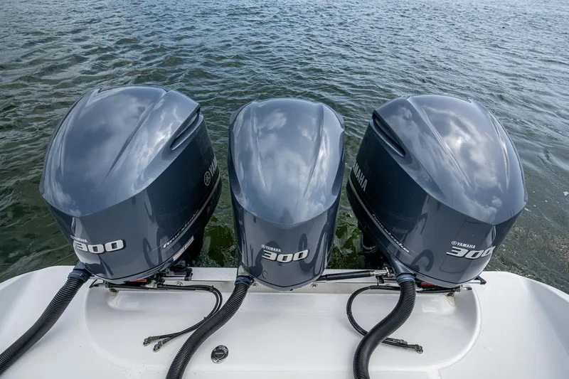 It's Time Yacht Photos Pics Triple Yamaha 300 outboard engines on a 2015 Bahama 41 boat, floating on water.