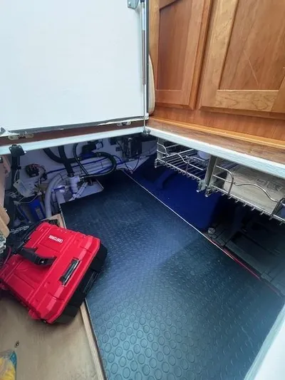 Seventeen Yacht Photos Pics 