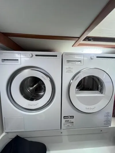 Seventeen Yacht Photos Pics 