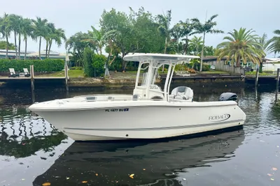 Robalo R230 Center Console