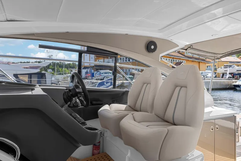 V40188 Yacht Photos Pics 