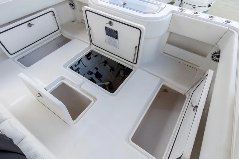  Yacht Photos Pics 2020 Invincible 39 Open Fisherman Storage