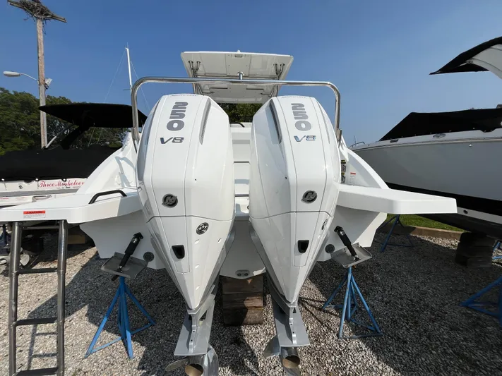  Yacht Photos Pics 2023 Beneteau Flyer 9 SUNdeck with twin 250 V8 engines, displayed outdoors.