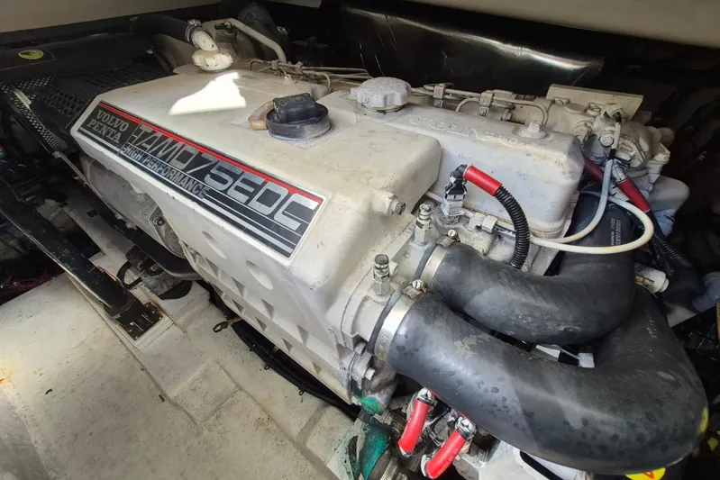  Yacht Photos Pics Volvo Penta engine in 2004 Riviera 4000 Offshore boat, showcasing high-performance features.