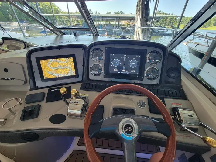  Yacht Photos Pics Helm Area Electronics