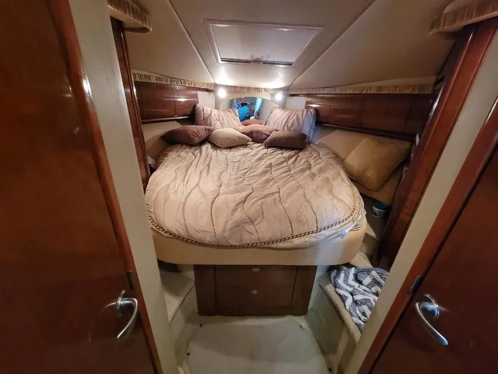  Yacht Photos Pics Forward Berth