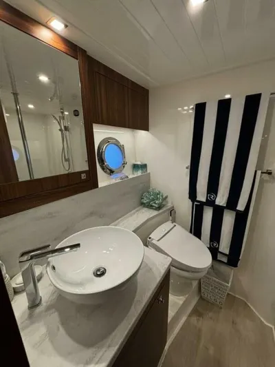 Happy Ours Yacht Photos Pics 2019 Riviera 5400 Sport Yacht - Image 38