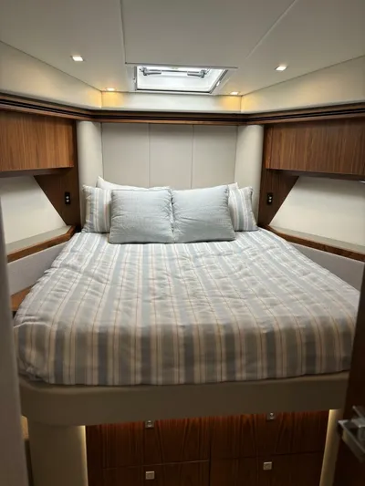 Happy Ours Yacht Photos Pics 2019 Riviera 5400 Sport Yacht - Image 28