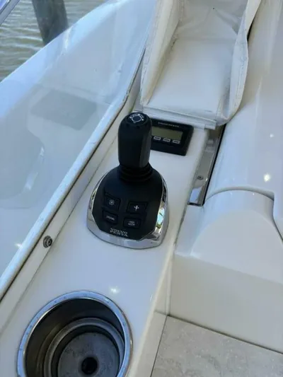 Happy Ours Yacht Photos Pics 2019 Riviera 5400 Sport Yacht - Image 10